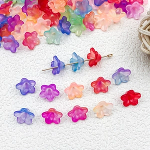 Detalle macro de cuentas de flores de acrílico esmerilado de colores para joyería DIY