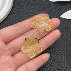 Nahaufnahme gelber Kirschblüten-Anhänger aus Acryl mit Goldrand für DIY-Schmuckherstellung