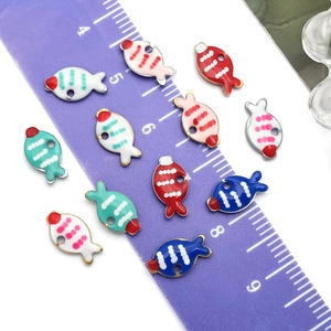 Emaille vis hangers voor DIY sieraden maken in levendige kleuren op witte achtergrond