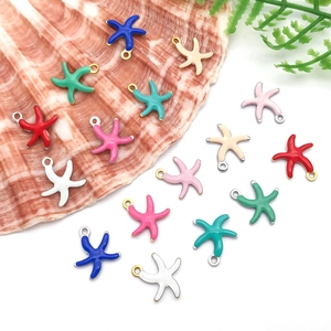 Détail macro de pendentifs étoile de mer colorés pour bijoux sur un coquillage marin