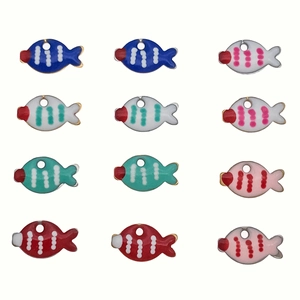 Kleurrijke emaille vis hangers voor DIY sieraden maken met blauwe rode en witte patronen