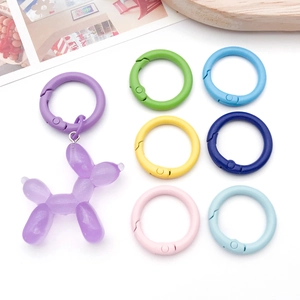Anillos de resorte coloridos de 24mm con un lindo colgante de perro globo de resina lila