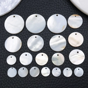 Pendentifs ronds en nacre naturelle de quatre tailles sur cuir noir élégant