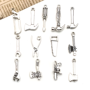 Pendentifs Mini Outils de Quincaillerie Argent Antique Alliage de Zinc DIY Simulation Marteau Hache Scie Clé Charms Pour Fabrication de Bijoux Accessoire de Porte-clés