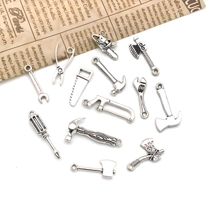 Gros plan de breloques d'outils miniatures en alliage argenté pour bijoux DIY et porte-clés
