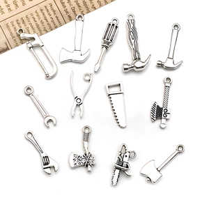 Collection de pendentifs outils en alliage argent antique incluant scie et marteau pour DIY