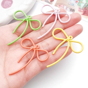 Ciondoli a fiocco colorati in lega in verde, rosa, giallo per gioielli e accessori DIY