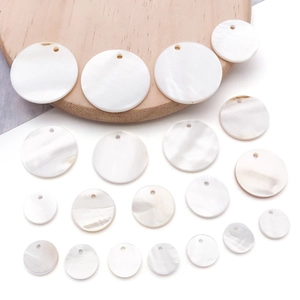 Vue détaillée de disques en nacre blanche avec texture irisée naturelle pour bijoux