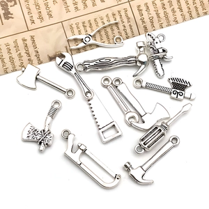 Pendentifs outils en alliage argenté vintage avec marteau, scie et clé pour bijoux DIY