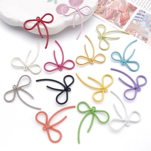Dettaglio di ciondoli a fiocco colorati con trama a spirale per creazione gioielli fai-da-te