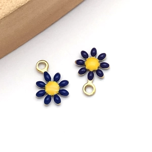 Detail von blauen Emaille Gänseblümchen Anhängern mit goldener Metallbasis für DIY