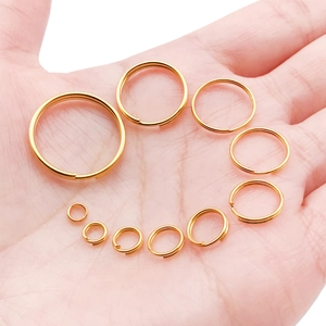 Detailansicht goldener Metall-Spaltringe in verschiedenen Größen für DIY-Schmuck
