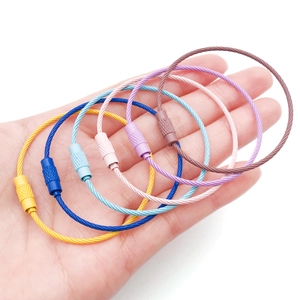 Set di sei portachiavi colorati in filo di acciaio inossidabile con chiusura a vite