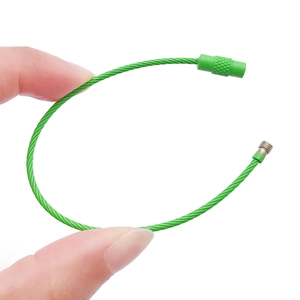 Portachiavi in cavo d'acciaio verde con chiusura a vite e anello flessibile in metallo