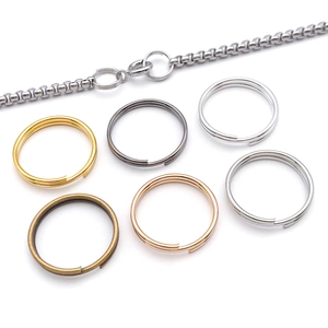Detailansicht von Doppelspaltringen in sechs Metallic-Farben für DIY-Schmuck