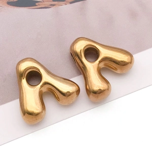 Détail du pendentif lettre A dorée en 3D acier inoxydable poli pour bijoux DIY