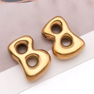 Vue détaillée du pendentif lettre B dorée 3D avec une finition miroir polie brillante