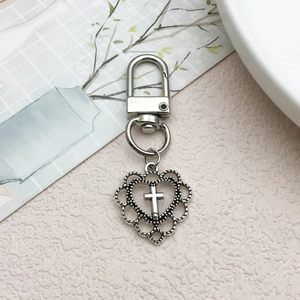 Vue détaillée du pendentif cœur croix argenté antique avec fermoir mousqueton robuste