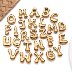 Collection de pendentifs alphabet 3D dorés au fini brillant pour la création de bijoux DIY