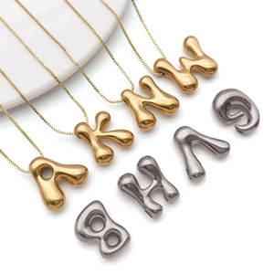 Détail de pendentifs lettres 3D style ballon en or et argent sur chaînes à mailles