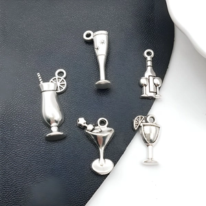 Dettaglio di cinque ciondoli in lega d'argento con bicchieri da cocktail, vino e champagne