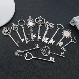 Vue macro de douze pendentifs clés vintage en alliage d'argent antique pour bijoux DIY