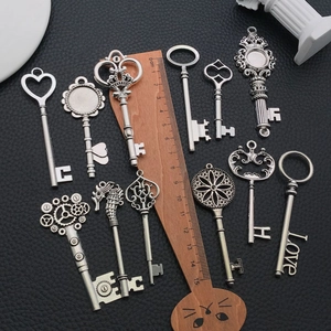 Détails macro de clés vintage en alliage de zinc argenté pour pendentifs DIY sur cuir