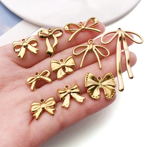 Set de 10 dijes de lazo dorados para creación de joyas DIY en varios estilos elegantes