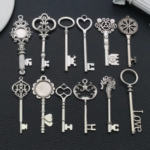 Détails de douze pendentifs clés en alliage argenté antique aux styles vintage variés