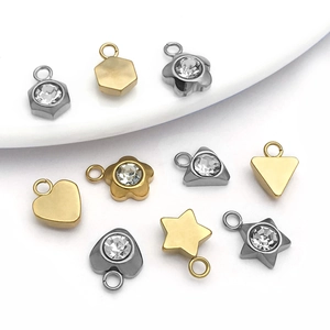 Varios colgantes geométricos de acero inoxidable en oro y plata con cristales brillantes