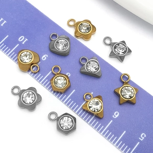 Colgantes geométricos de acero inoxidable con diamantes en acabados oro y plata