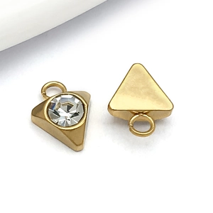 Vista detallada de colgantes triangulares dorados con cristales para joyas DIY