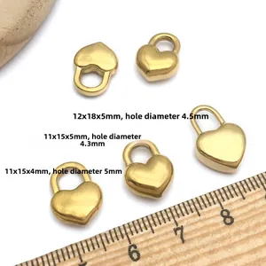 Pendentifs cœur en acier doré de différentes tailles avec règle pour l'échelle