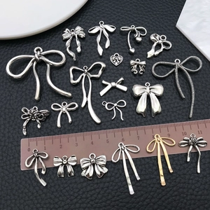 Assortimento di ciondoli a fiocco in lega oro e argento per gioielli fai da te