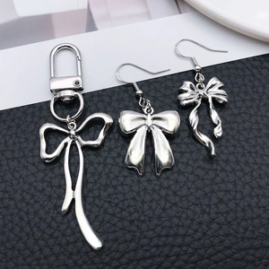 Dettaglio del ciondolo a fiocco in argento S925 e accessori per gioielli su pelle