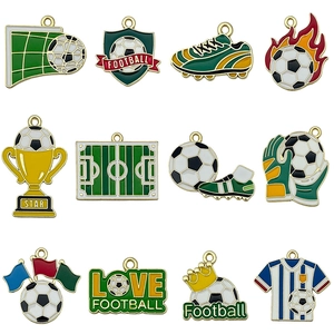 Lot de 12 breloques de football en émail avec ballons, trophées et maillots sport
