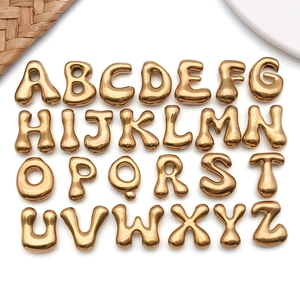 Detailansicht von 26 goldenen 3D-Bubble-Buchstabenanhängern für DIY-Schmuck