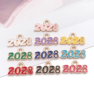 Gros plan de pendentifs chiffre 2028 en alliage avec dix couleurs d'émail pour bijoux DIY