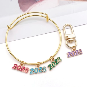 Détail de bracelets dorés réglables avec pendentifs chiffres 2028 en émail coloré