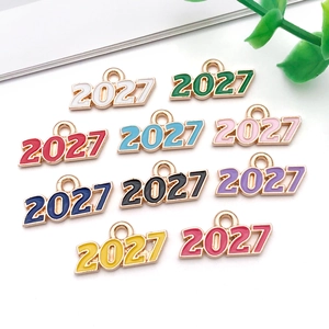 Détail de pendentifs 2027 en alliage doré avec finition émaillée colorée