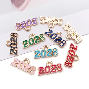 Détail des pendentifs année 2028 en émail coloré pour la création de bijoux DIY