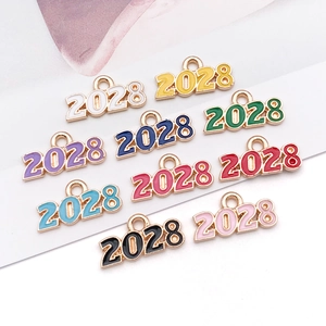 Gros plan de pendentifs 2028 colorés en alliage émaillé pour la création de bijoux DIY