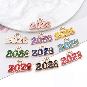 Détail des breloques 2028 en alliage et émail coloré pour la création de bijoux