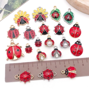 Vue macro détaillée de breloques coccinelles avec émail et accents de perles
