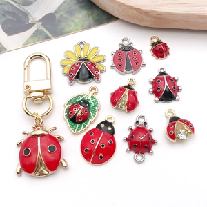 Pendentifs coccinelle 3D créatifs pour bijoux DIY et porte-clés avec émail rouge vif