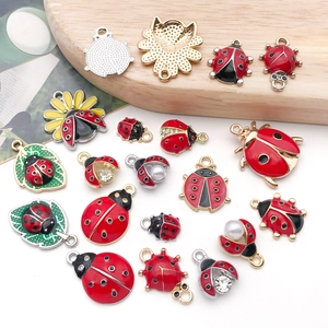 Détail de breloques coccinelles en émail coloré pour la fabrication de bijoux DIY