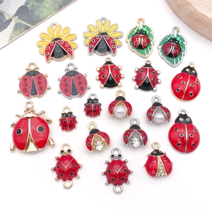 Détail de breloques coccinelle émaillées avec perles et cristaux pour bijoux DIY