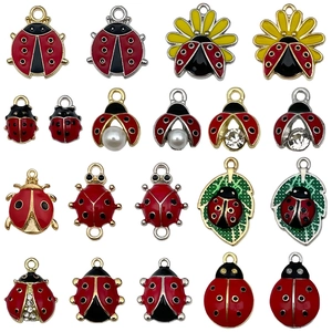 Pendentifs coccinelle 3D en émail avec perles et strass sur placage en or et en argent