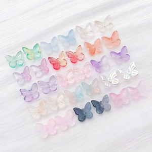 Vue macro de perles papillon en verre dégradé avec paillettes dorées pour bijoux DIY
