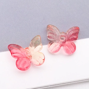 Vue détaillée de perles papillon en verre dégradé rose avec trou pour la création de bijoux